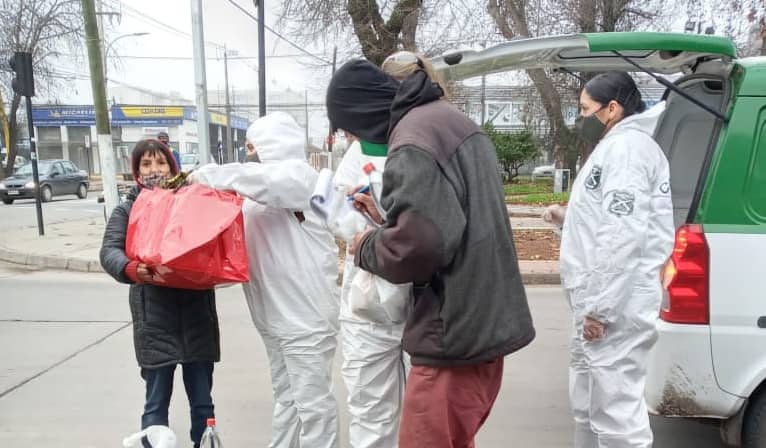 Carabineros de Curicó ha distribuido casi 2.500 kits de alimentos e higiene
