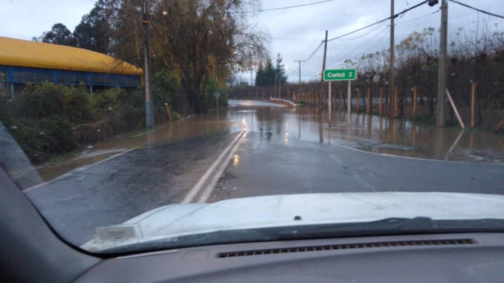 Desborde de canal de regadío interrumpió el tránsito en camino a Zapallar