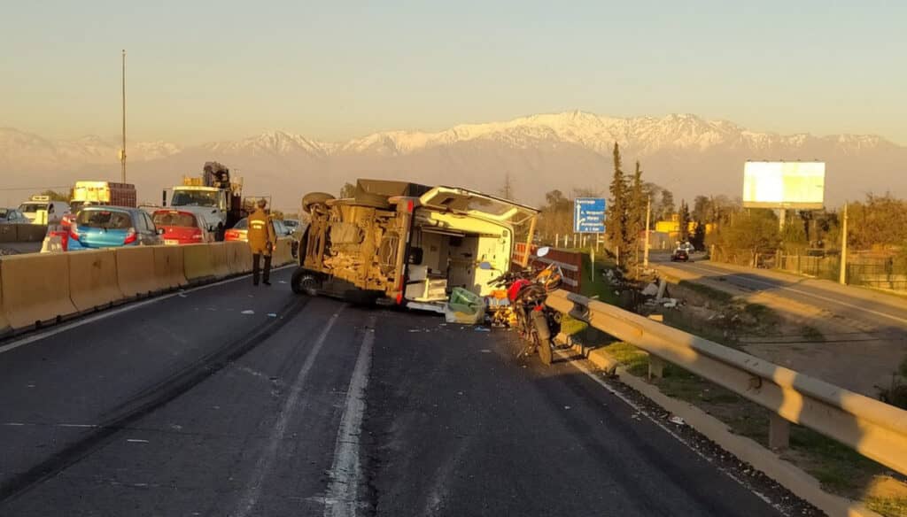 Volcamiento de ambulancia deja a tripulantes y paciente positivo de COVID-19 lesionados