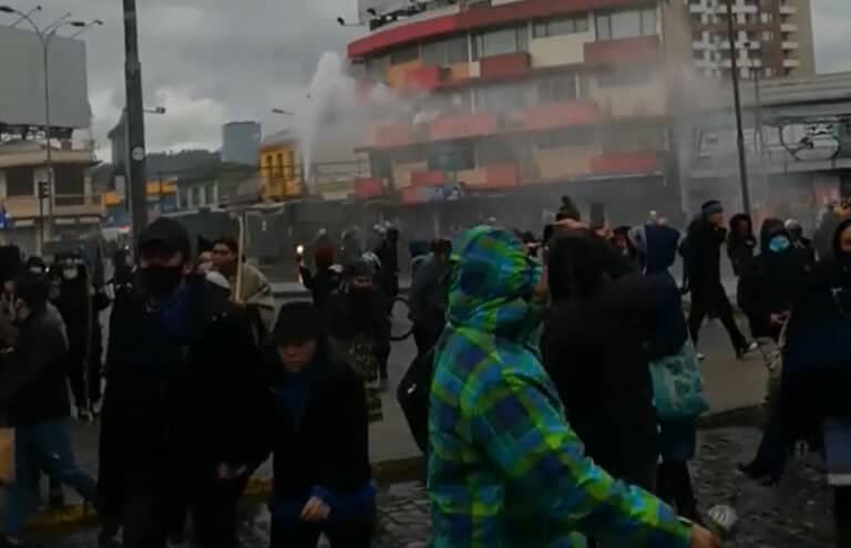 Carabineros dispersa manifestación de comuneros Mapuche en apoyo a huelguistas en Temuco