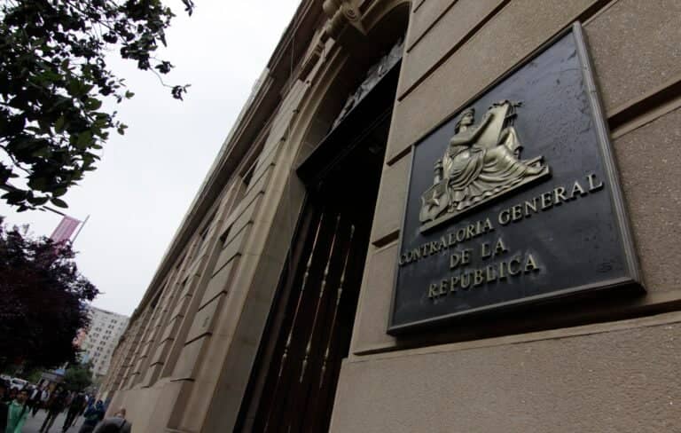 Contraloría detecta más de 25.000 funcionarios públicos que viajaron estando con licencia médica