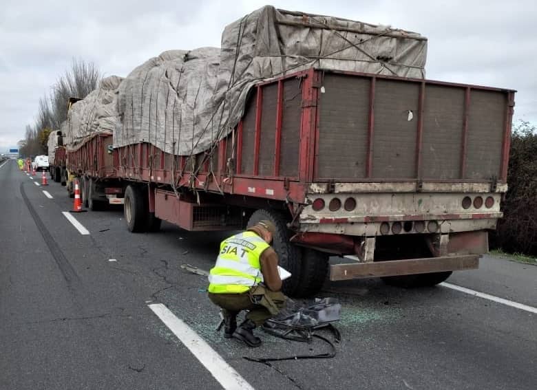 Niña de 12 años falleció en choque de automóvil con camión parado en carretera
