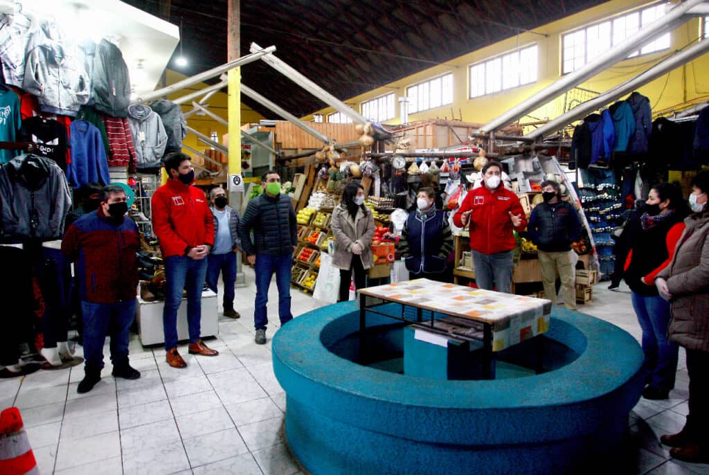 Locatarios del Mercado Municipal y Feria Diego Portales de Curicó recibieron subsidios
