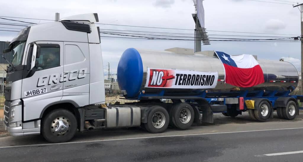 Tres camioneros fueron detenidos en Curicó por quema de neumáticos y desórdenes públicos