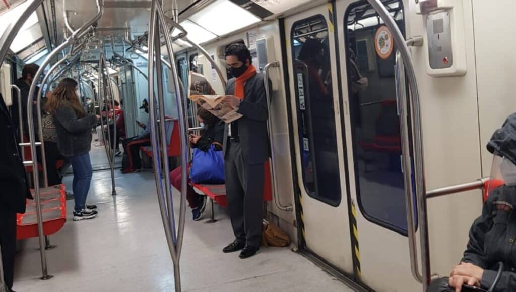 Usuaria de Twitter fotografió al ministro Briones usando el Metro camino al trabajo