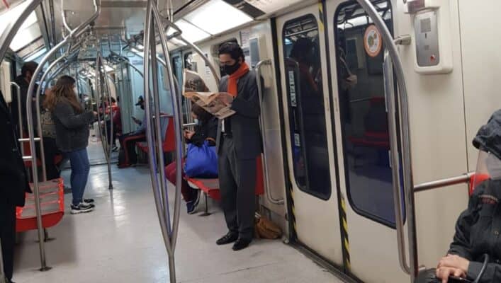 Usuaria de Twitter fotografió al ministro Briones usando el Metro camino al trabajo