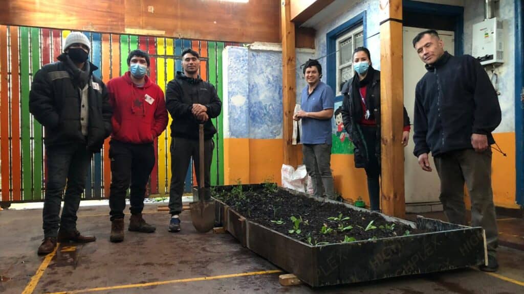 Participantes del "albergue 5" de Curicó construyeron huerto urbano