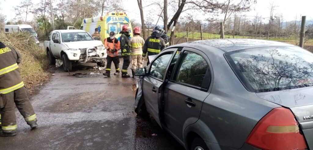 Colisión frontal dejó heridos y daños en ruta a Barros Negros
