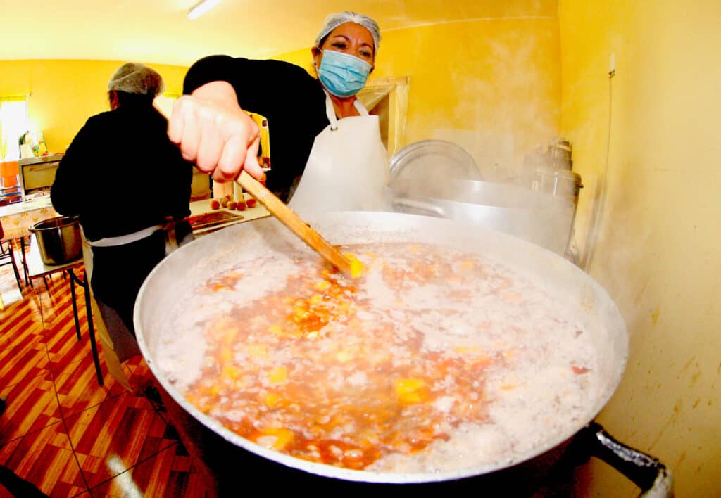 Cocinas Solidarias continuarán entregando almuerzos en Curicó