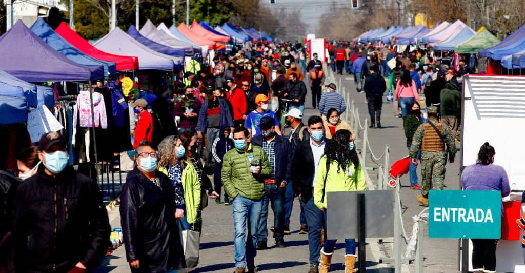 Alcalde y dirigentes vecinales de Curicó visitaron Feria de las Pulgas de Talca