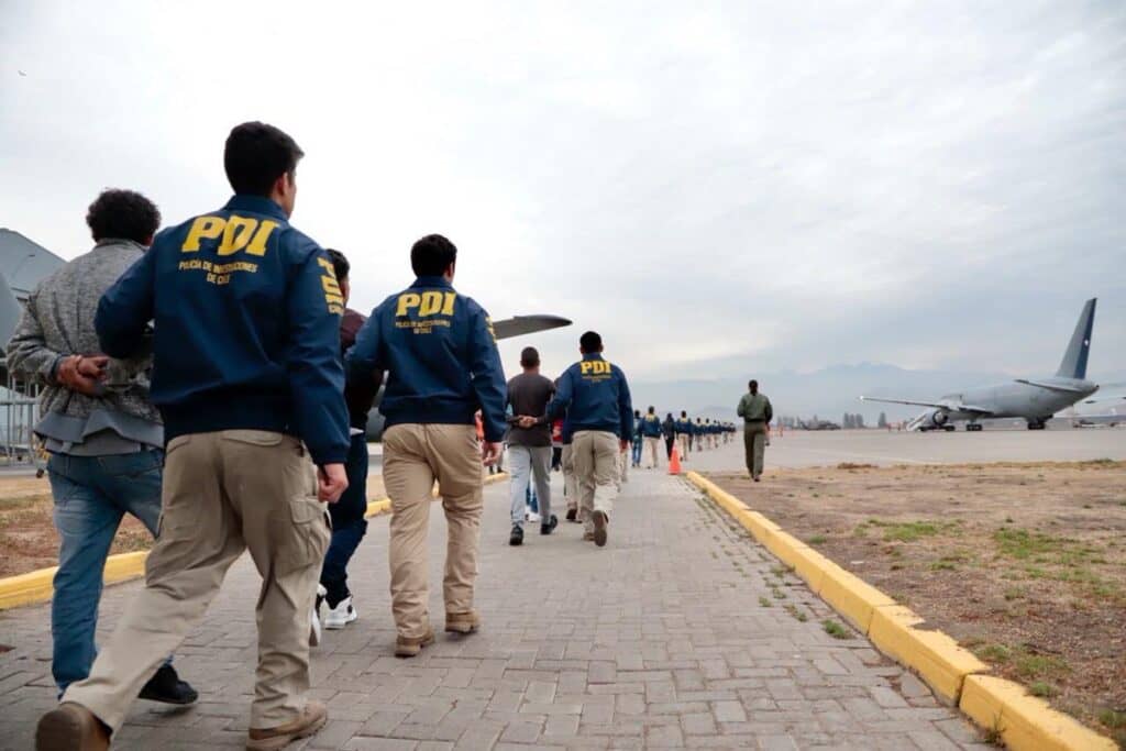 Gobierno y PDI expulsan a 38 extranjeros condenados y con situación migratoria irregular