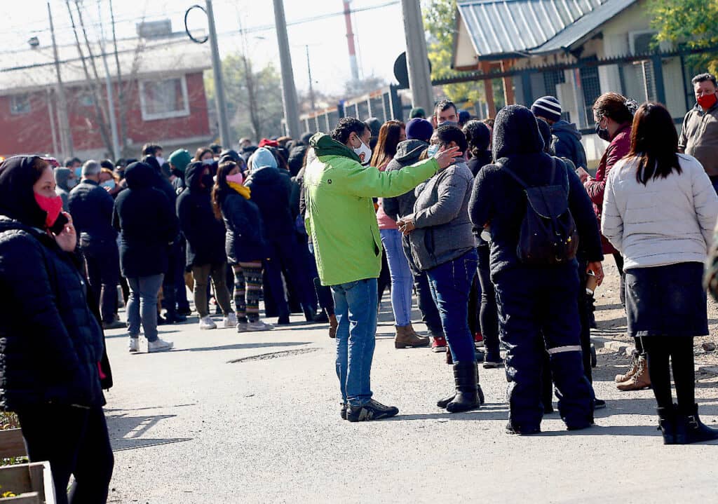 Alcalde de Curicó por largas filas en Registro Civil de Sarmiento: "No puede ser posible que abran cada 15 días"