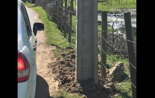 Autoridades critican a CGE por instalación de postes entre el Puente Vichuquén y Las Juntas