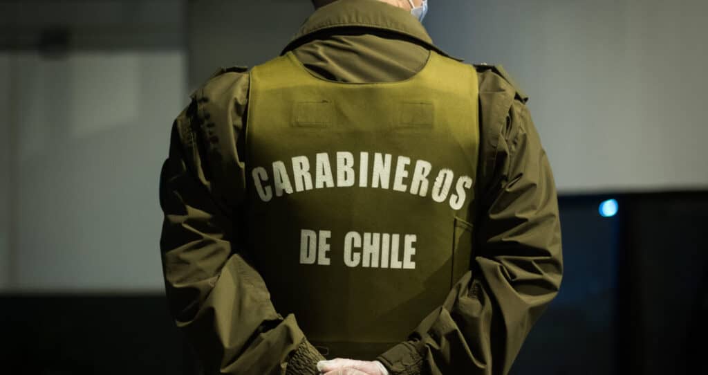 Carabinero de Curicó fue detenido por grabar a mujer debajo de su falda en local de votación