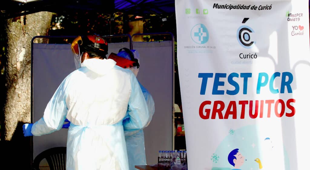 Departamento de Salud Municipal de Curicó realizó testeo PCR en Plaza de Armas