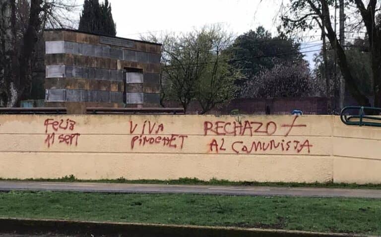 Desconocidos rayan Memorial de Detenidos Desaparecidos en Temuco con consignas del "Rechazo"