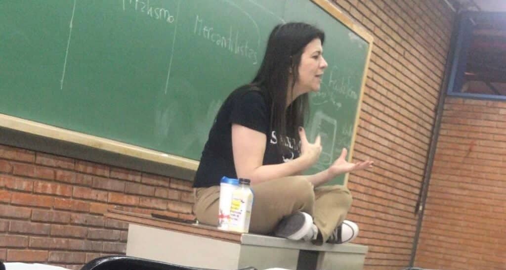 Profesora universitaria de 46 años con COVID-19 murió mientras daba una clase virtual en Argentina