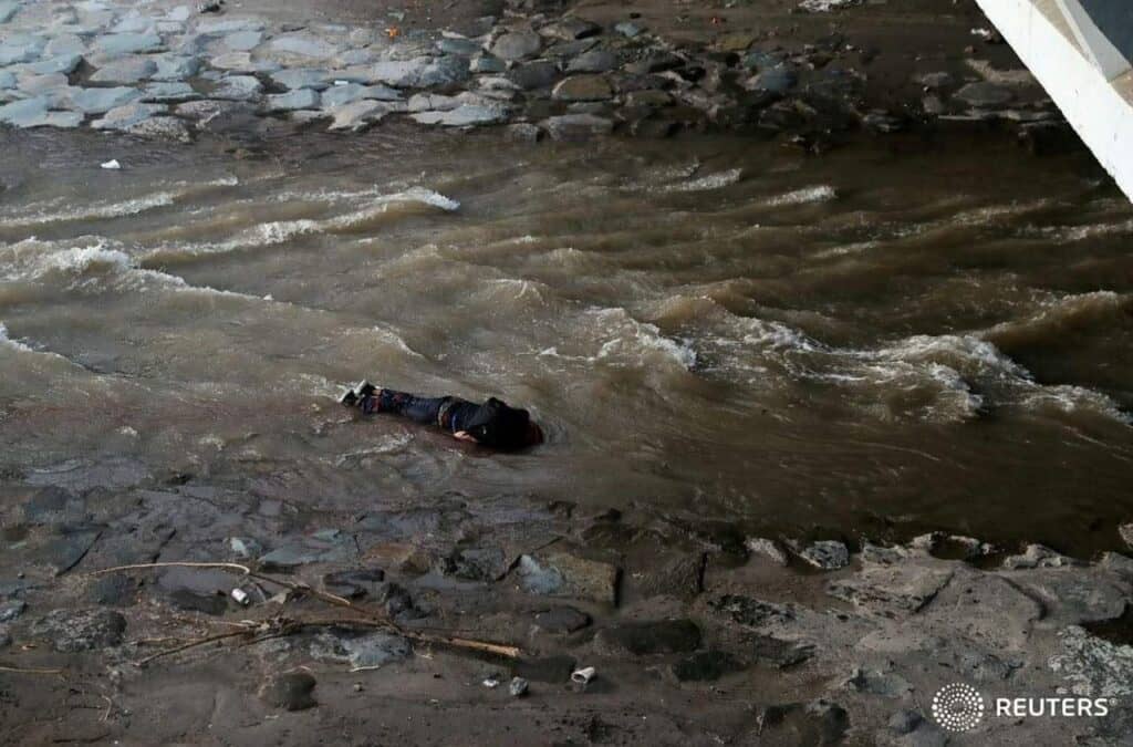 Menor de 16 años habría sido empujado por carabinero desde Puente Pío Nono durante manifestación