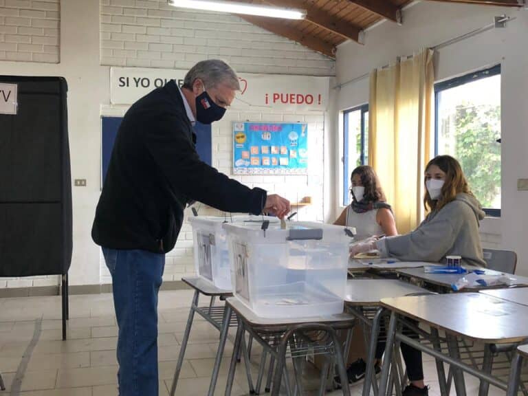 José Antonio Kast votó e invitó a "todos los que aman Chile" a escoger el "rechazo" a pesar de la prohibición de propaganda
