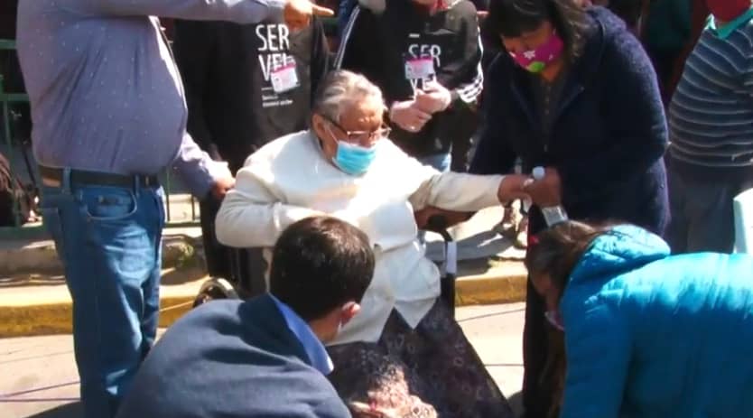 Mujer de 80 años sufre accidente en su local de votación: debió ser atendida por un médico