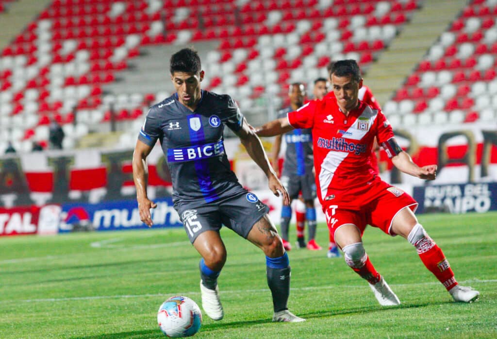 Curicó Unido y UC se reanudará con penal a favor de los cruzados