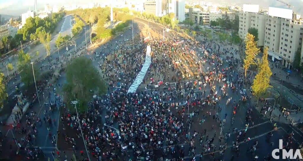 Manifestantes comienzan a repletar Plaza Italia y Carabineros se retiró del lugar