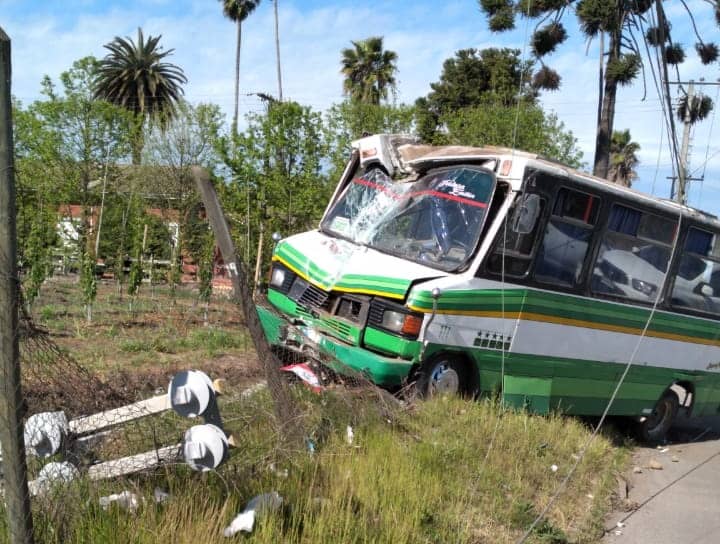 Microbús con trabajadores de temporada colisionó en Romeral