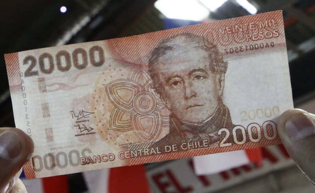 Conductor de colectivo en Curicó advirtió sobre circulación de billetes falsos de $20 mil
