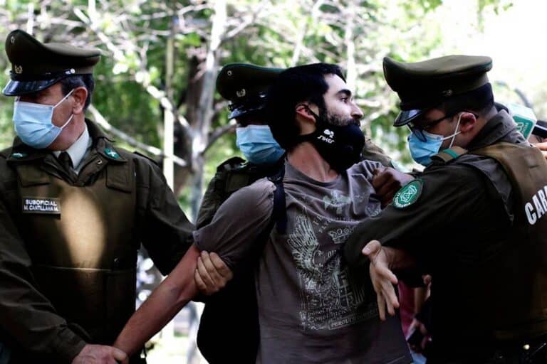 Joven fue detenido en Las Condes: "bromeó" con portar una bomba dentro de local de votación