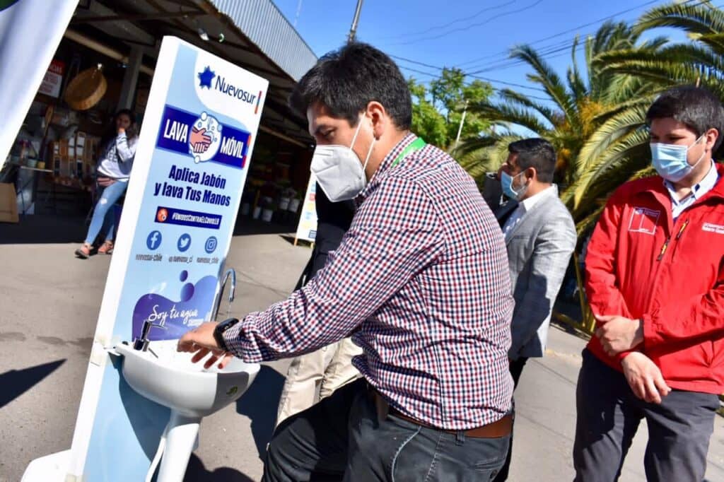 Autoridades y Nuevo Sur instalan lavamanos portátil en la Felicur