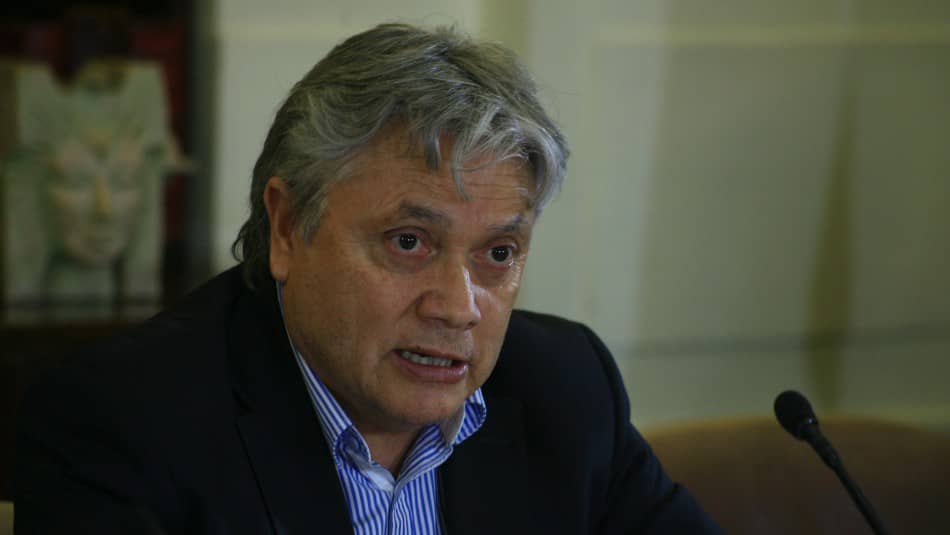 Senador Alejandro Navarro es trasladado de urgencia a hospital por una "afección cardiovascular"
