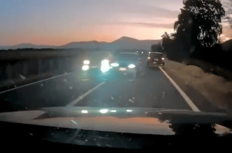 Peligrosa maniobra de conductor casi provoca colisión frontal en Rauco