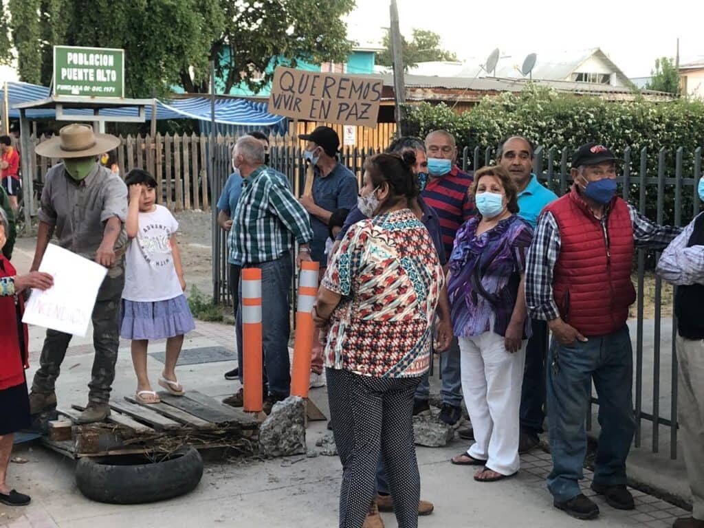 Evacúan a familia acusada de generar incendios en Población Puente Alto de Curicó