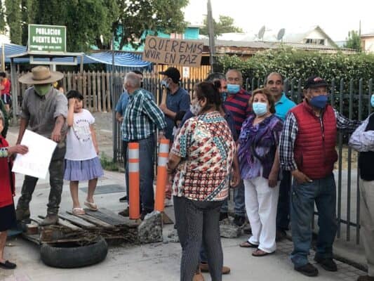 Evacúan a familia acusada de generar incendios en Población Puente Alto de Curicó