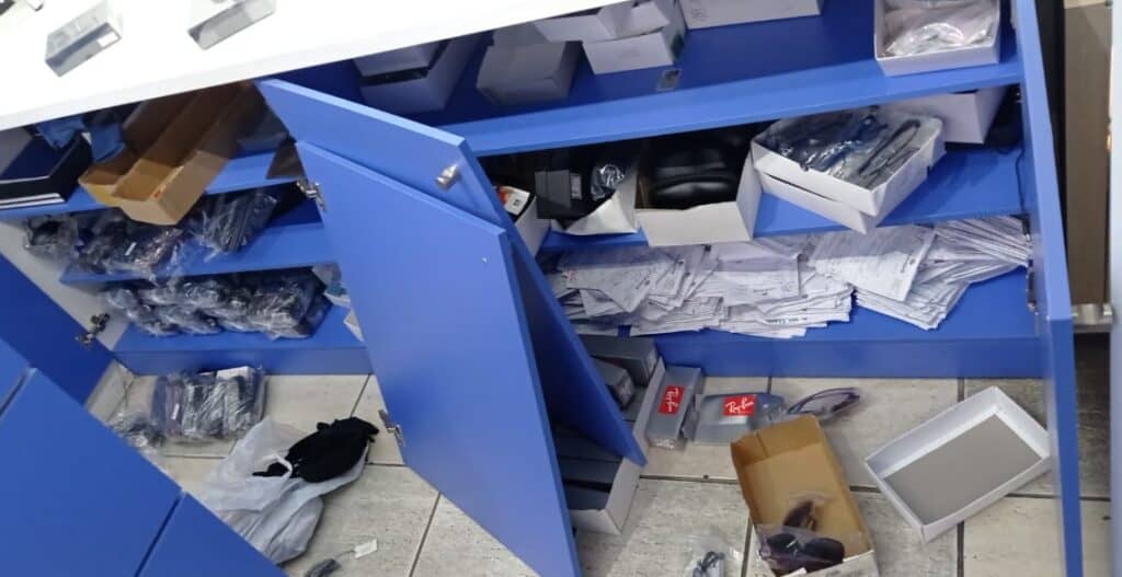 Desconocidos realizaron millonario robo en tienda óptica de Curicó