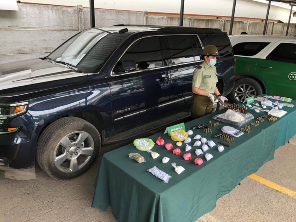 Carabineros halló armas de fuego y drogas fueron descubiertas en población Santa Lucía de Curicó