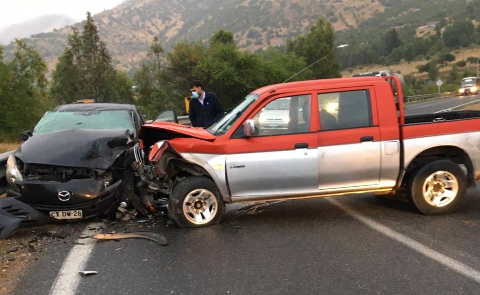 Accidente de tránsito dejó a tres heridos y graves daños en Cuesta Colorada de Hualañé