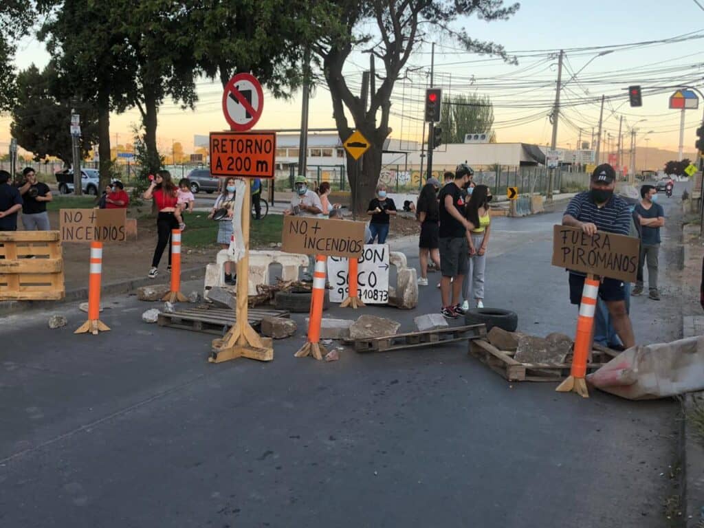 Vecinos de Población Puente Alto en Curicó protestaron por serie de incendios intencionales