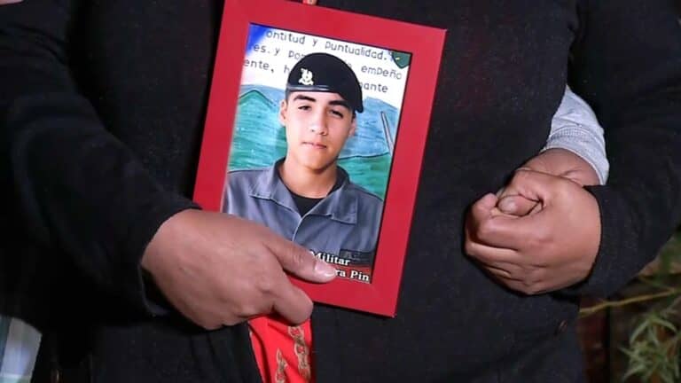 Madre de joven muerto en colegio: "Este era el retorno seguro. Entró a clases y volvió muerto"