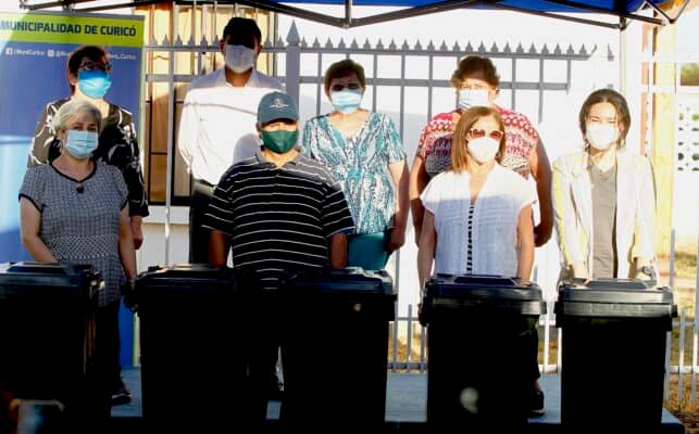 Vecinos de Villa Víctor Domingo Silva en Curicó recibieron contenedores para basura