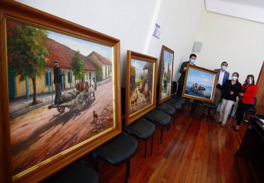 Artista Gaby Landeros donó cuatro cuadros a la Municipalidad de Curicó