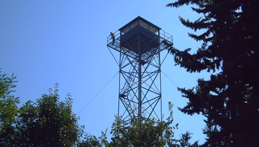 Conaf comprometió mejorar alimentación para torreros y estructura de vigilancia en Los Quillayes