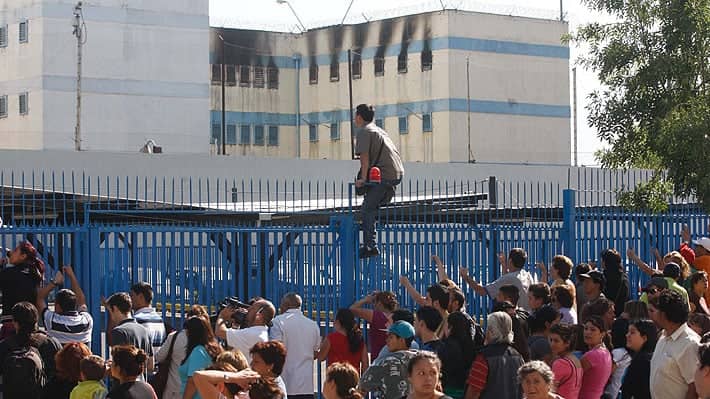 Familias exigen justicia a 10 años del incendio en la cárcel de San Miguel