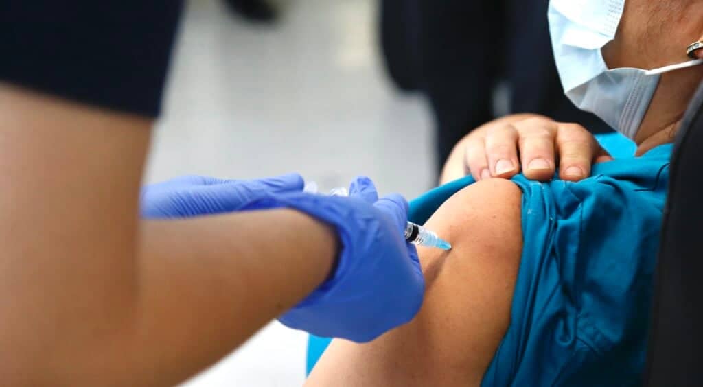 Inició vacunación con cuarta dosis a mayores de 18 años que recibieron primer refuerzo hasta el 12 de septiembre