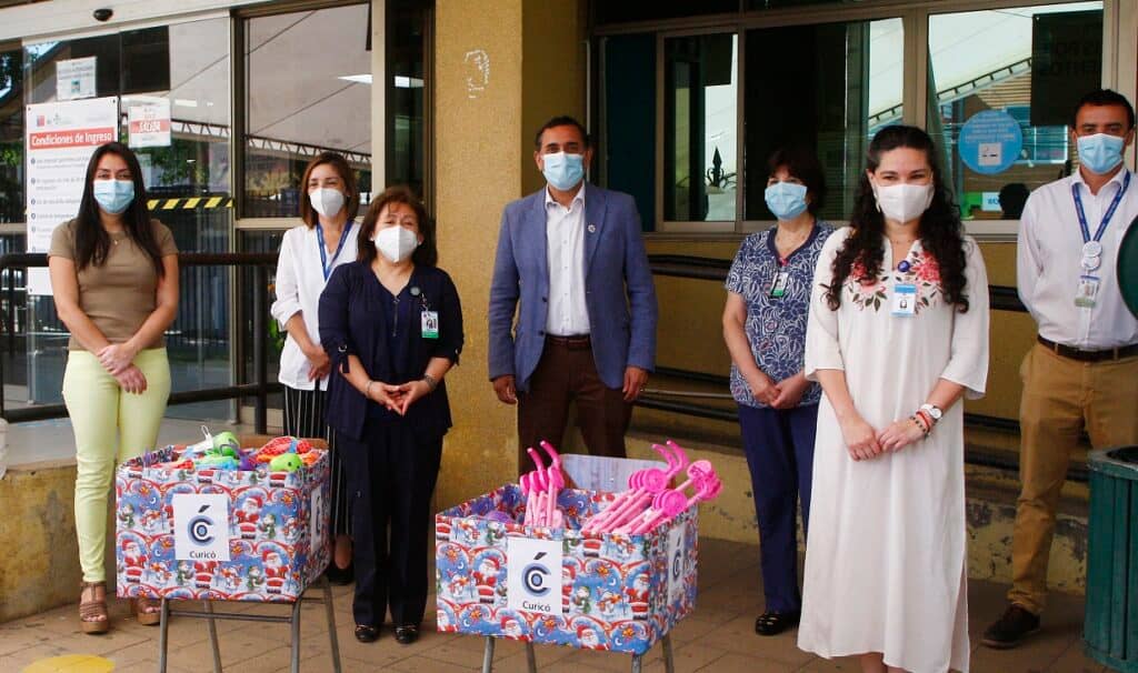Municipalidad de Curicó entregó regalos a niños del Hospital Base
