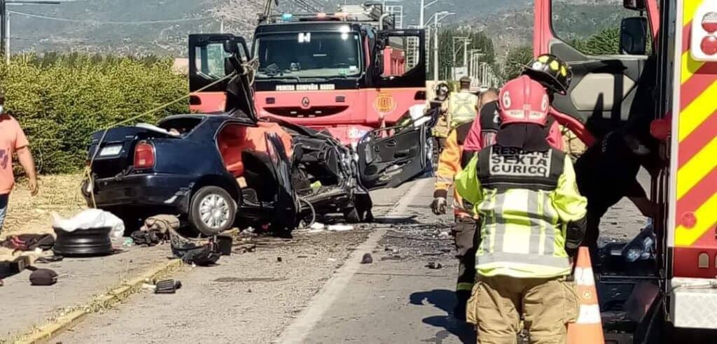 Tragedia en el camino a Rauco: Tres personas fallecen tras choque frontal