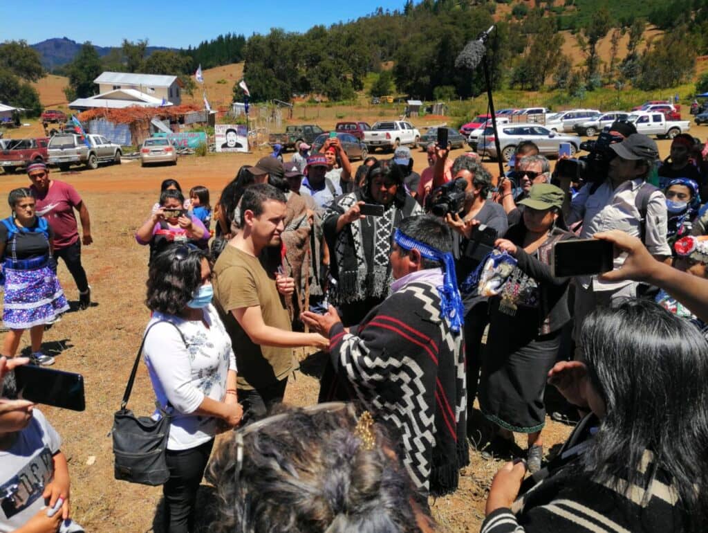 Saludo entre el padre de Camilo Catrillanca y el hermano del PDI muerto en Temucuicui generó emoción en la ciudadanía