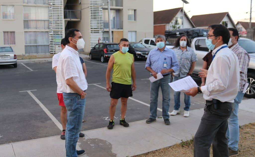 Municipio de Curicó coordina acciones con vecinos de Condominio Las Cumbres 1 por fallas estructurales