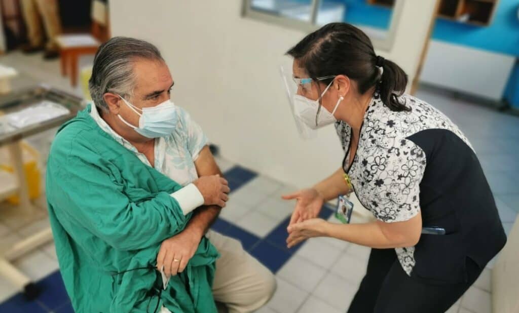 Comenzó aplicación de segunda partida de vacunas contra Covid-19 en la UCI del Hospital de Curicó