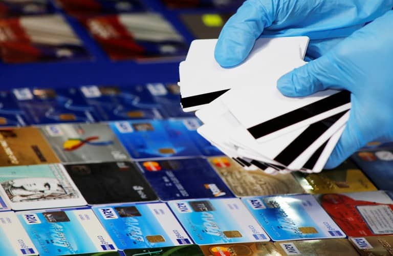 PDI de Curicó detuvo a hombre de 23 años por uso fraudulento de tarjetas bancarias